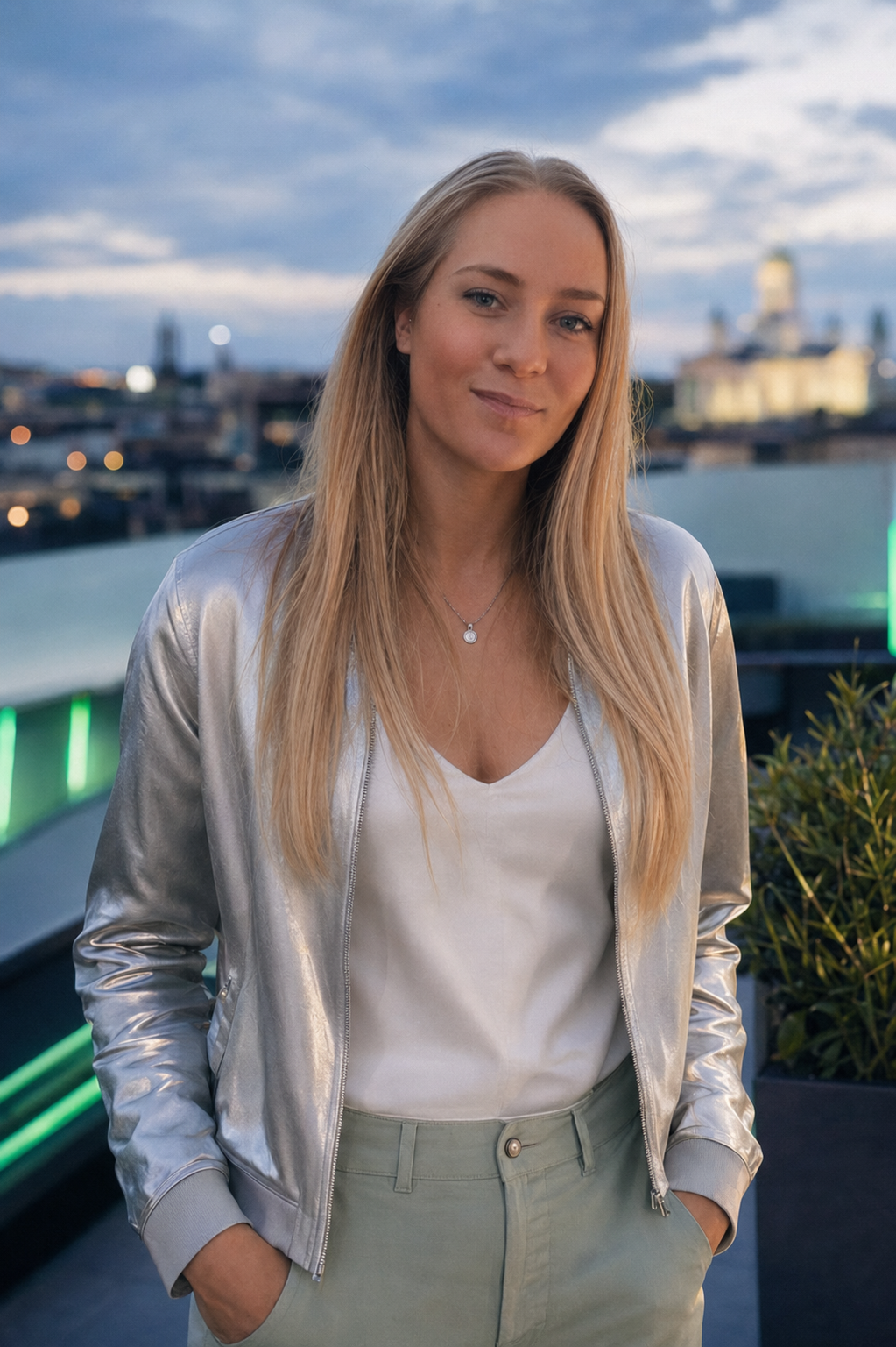 NAAVA kattoterassilla Helsingin siluetti taustalla iltahämärässä